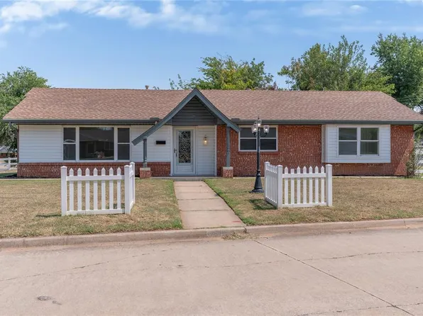 601 Country Club Cir, Midwest City, OK 73110