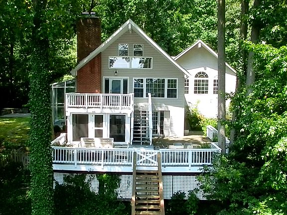 Rivercliff Cottage in summer