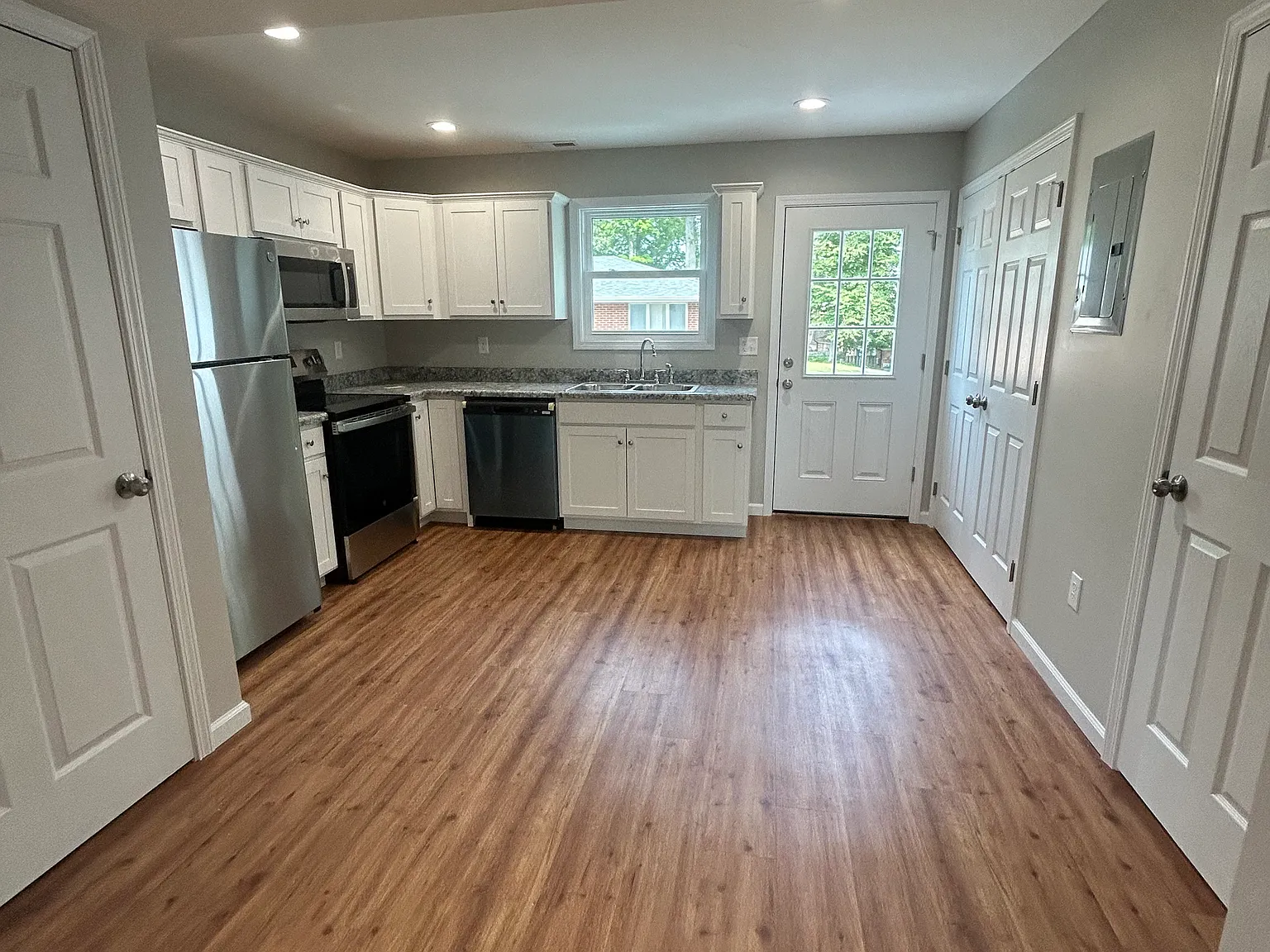 2 bed, 1.5 bath, 1000 sqft, $1,300 — Photo 3