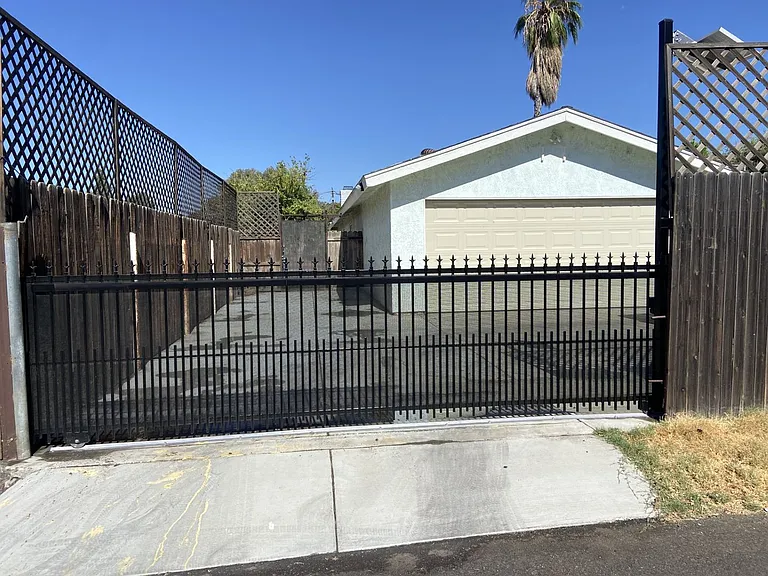 1011 Oleander Ave — Photo 2