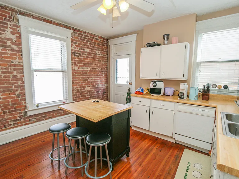 734 Kerr St — Photo 4