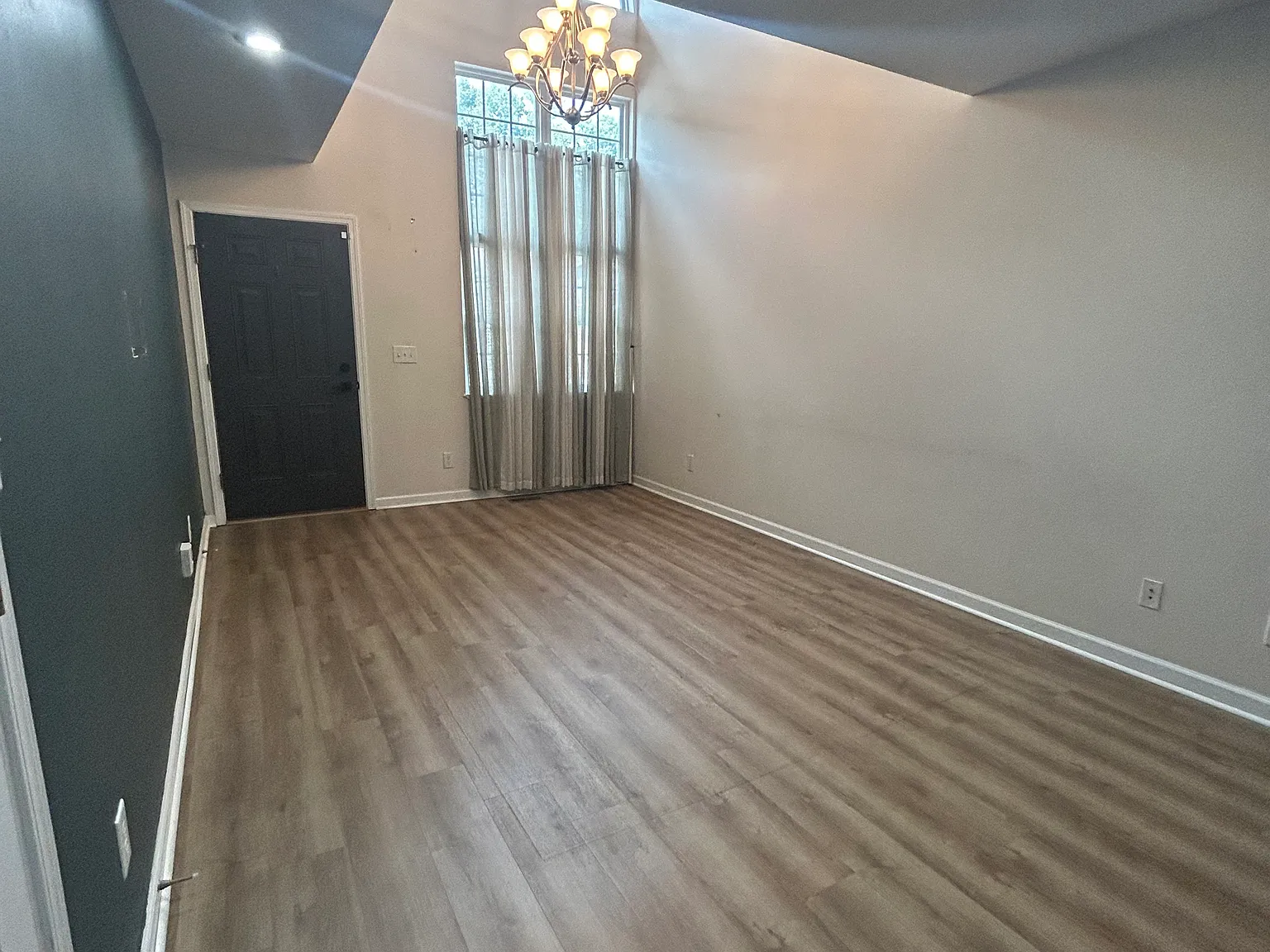 2 bed, 2.5 bath, 1482 sqft, $1,599 — Photo 4