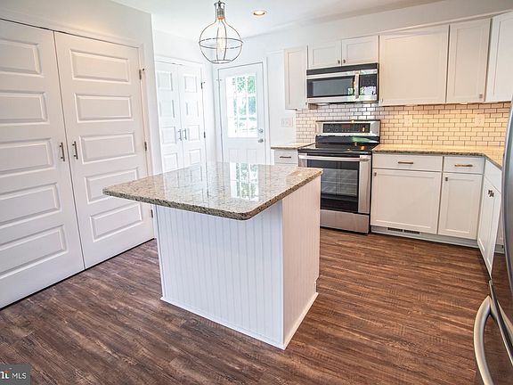 5th image of 82 Queen Ave