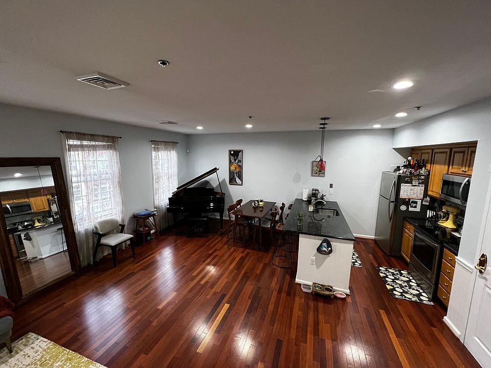 Open floor, cozy layout