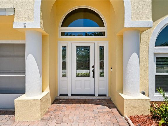 4th image of 820 Sunset Lakes Dr