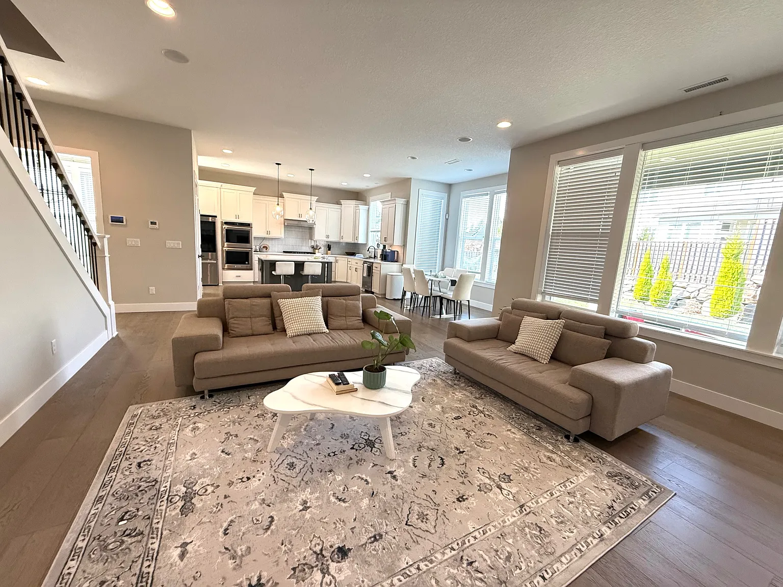 5 bed, 3.5 bath, 3297 sqft, $7,500 — Photo 3
