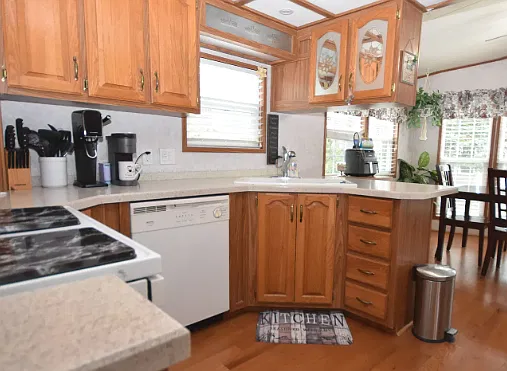 Single Family Home in the Heart of Wasaga beach — Photo 1