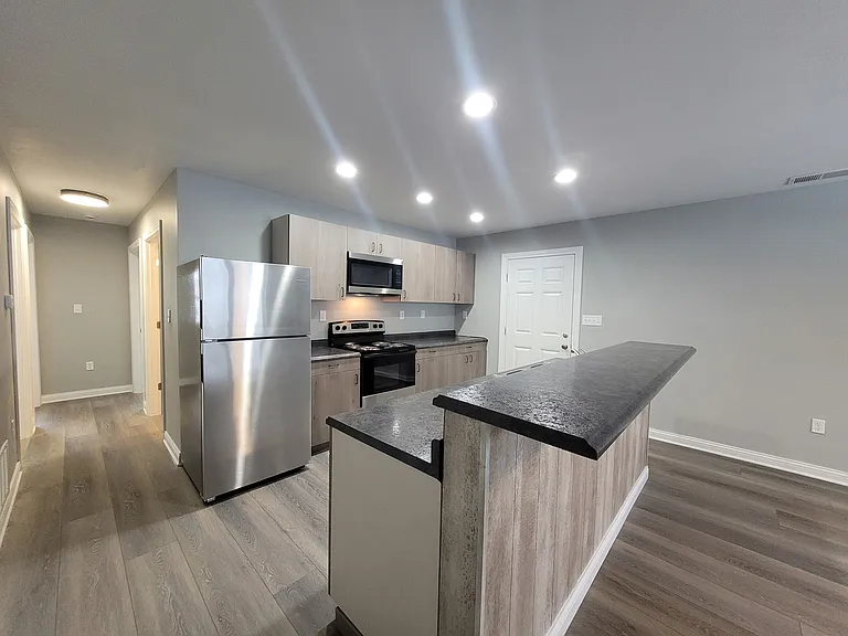 640 W Walnut St — Photo 8