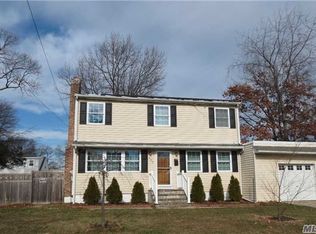 305 Kensington Ct, Copiague, NY 11726