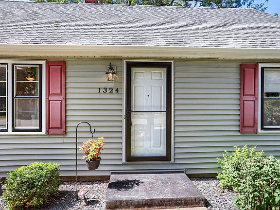 2nd image of 1324 Buchanan St NE