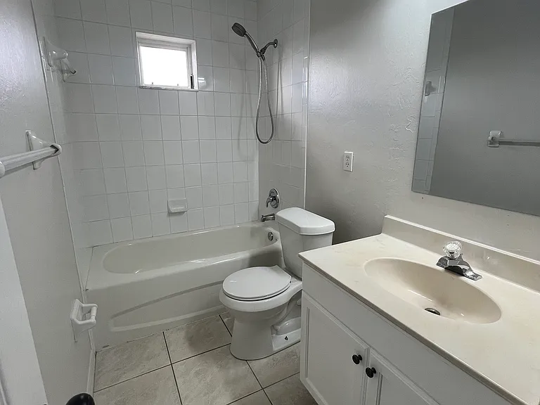 1025 SE 12th St #201 — Photo 6