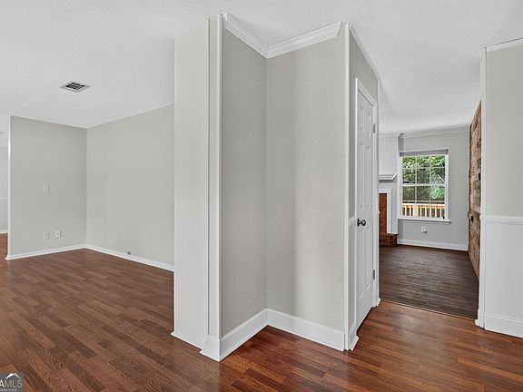 5th image of 901 Queens Ct