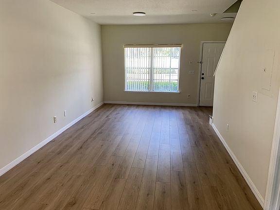 5th image of 303 Wilton Cir