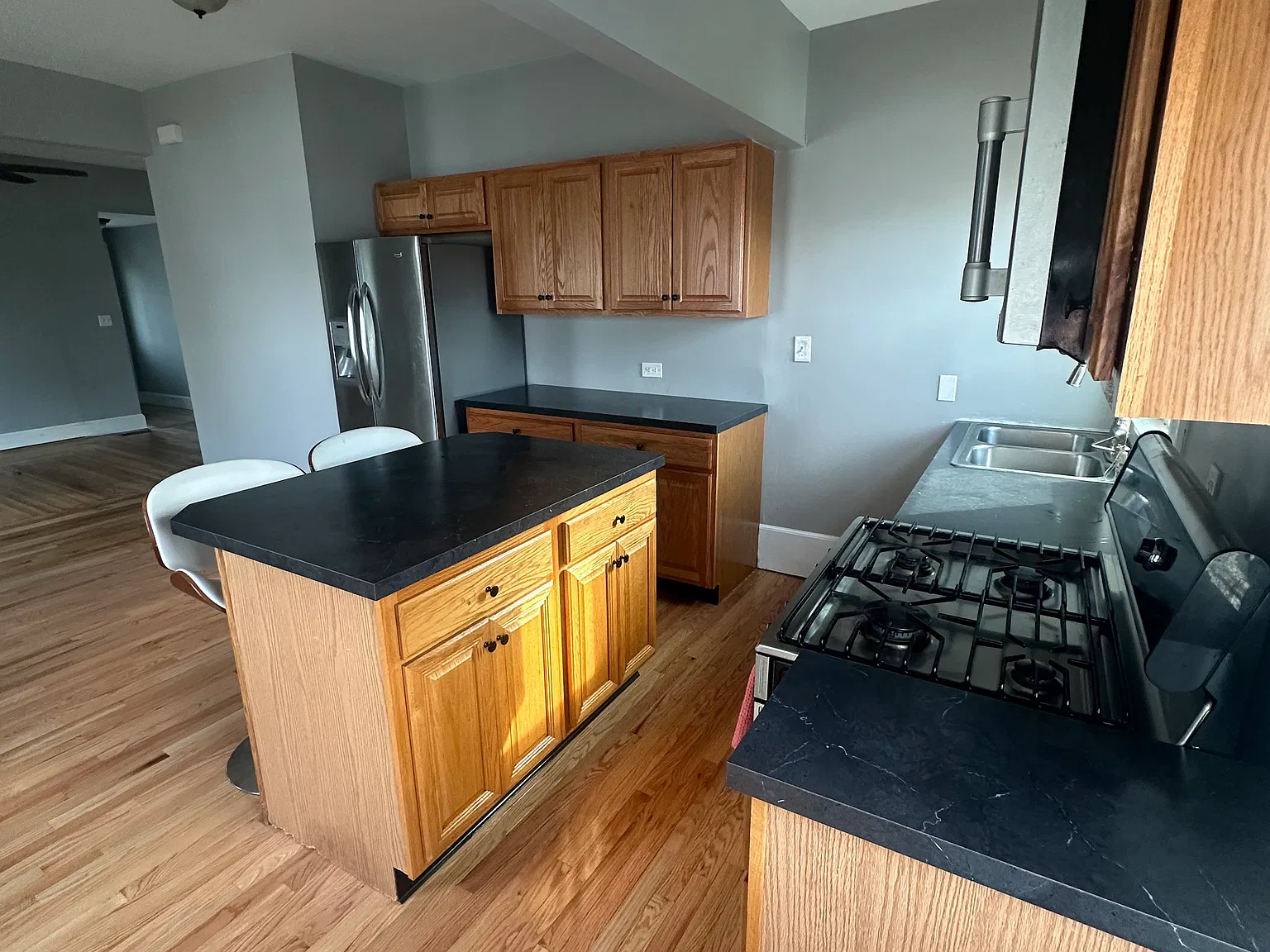 2 bed, 1100 sqft, $2,300 — Photo 2