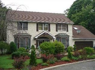 8 Michael Ct, Roslyn, NY 11576
