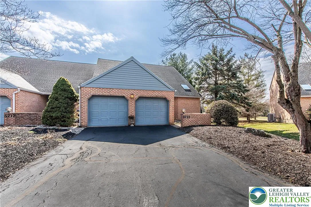 3 bed, 2.5 bath, 2408 sqft, $3,200 — Photo 2