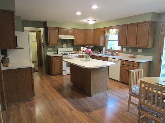 3rd image of 16900 Miller Ct