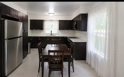 811 Surrey Ln — Photo 2