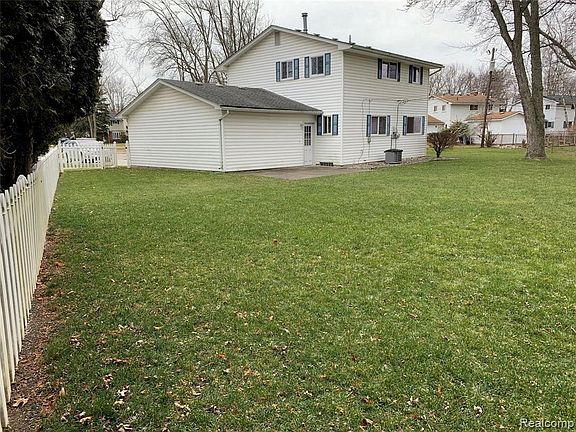 3rd image of 40480 Diane Dr