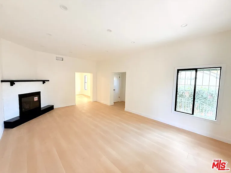 6132 Whitsett Ave — Photo 6