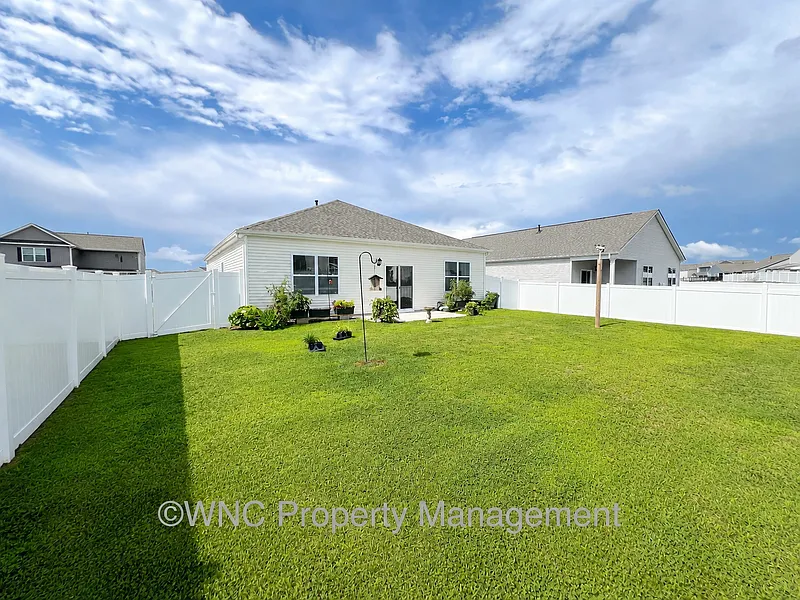 3 bed, 2.0 bath, 1350 sqft, $2,250 — Photo 2