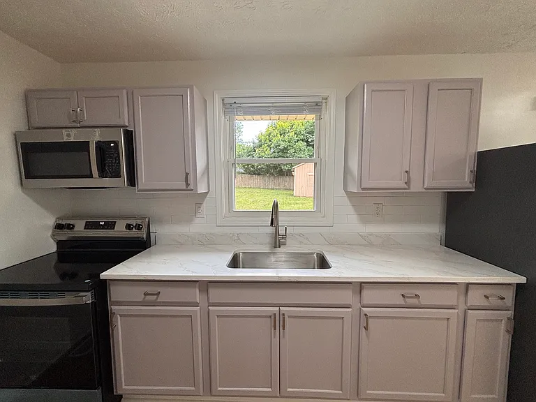315 E Brown St — Photo 7