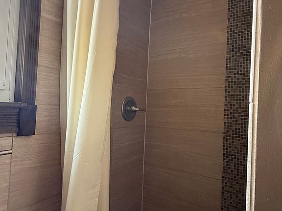 4th image of 13 Erwin Pl Floor 1