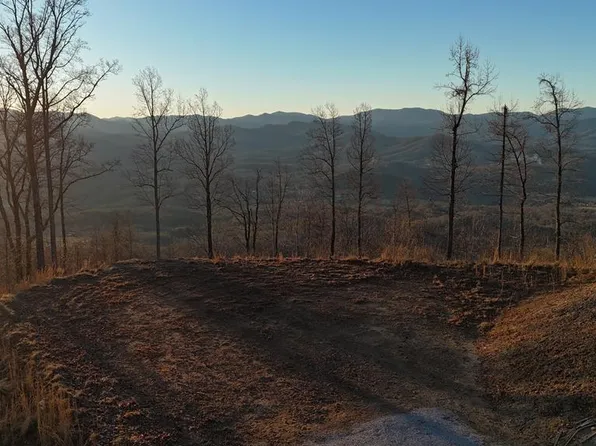 572 Fulcher Summit Dr, Franklin, NC 28734