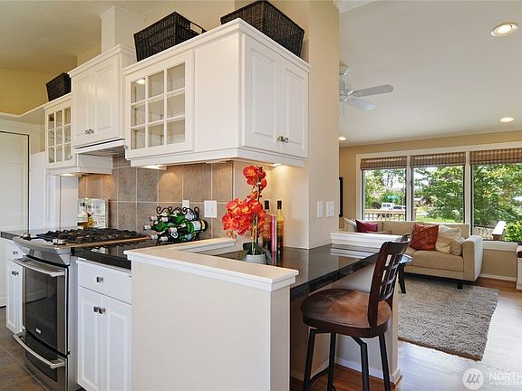 4th image of 4704 NE 70th St