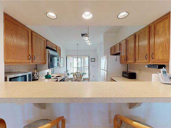 4th image of 5467 Fox Hollow Dr #111