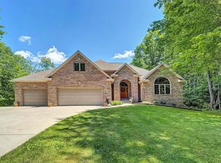 3592 Royal Oaks Ct, Suamico, WI 54173