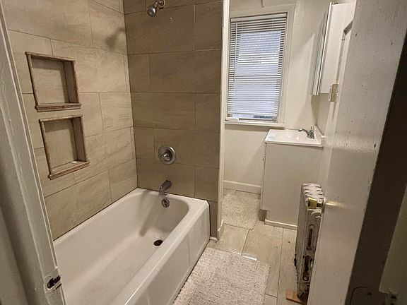 3rd image of 934 Woodlawn St #2