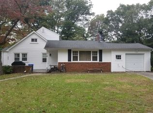 8 Karbe Pl, Dix Hills, NY 11746