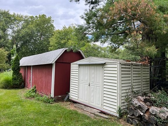 5th image of 36 Greenlawn Dr