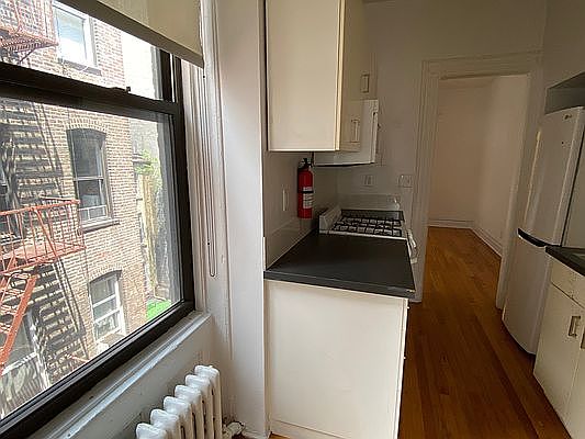 5th image of 264 W 21st St #13