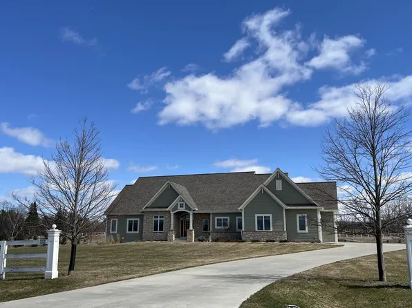 W338 S228 Foxtail COURT, Oconomowoc, WI 53066