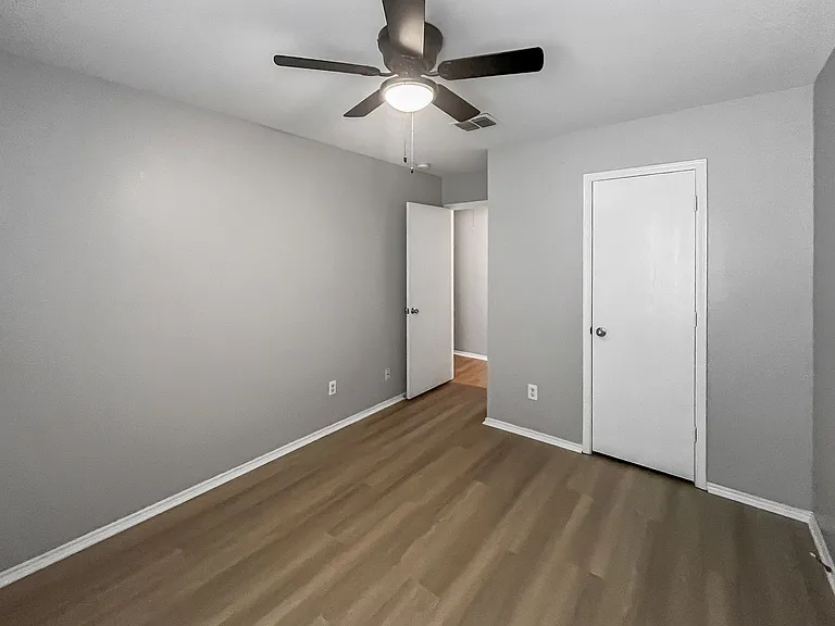 2325 Kingsway Dr — Photo 6
