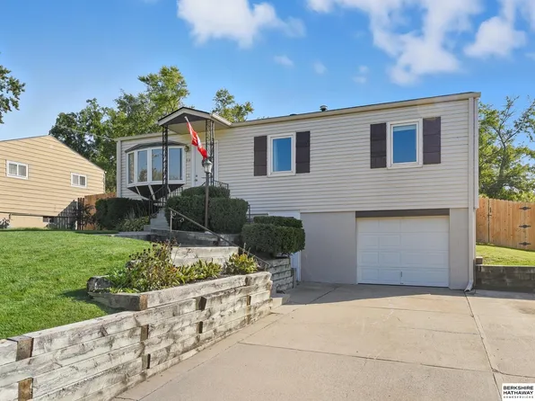 419 Highland Dr, Gretna, NE 68028