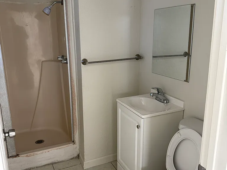 139 W Tyler St #B — Photo 6