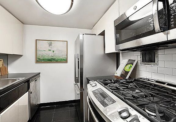 5th image of 525 E 72nd St APT 4A