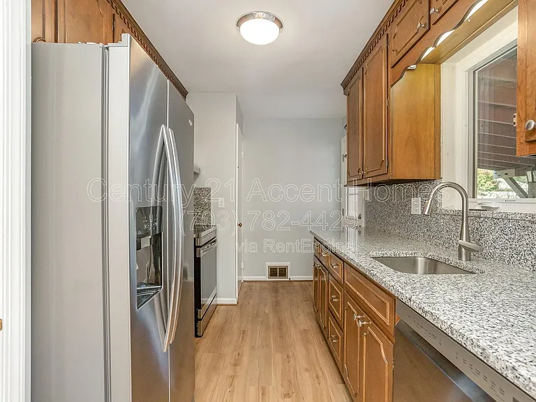 3233 Holly Hill Dr — Photo 10