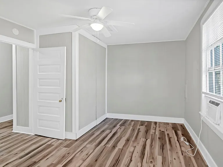 203 Augusta St — Photo 23