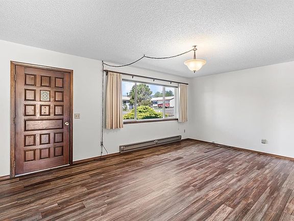 5th image of 815 NE 2nd Street