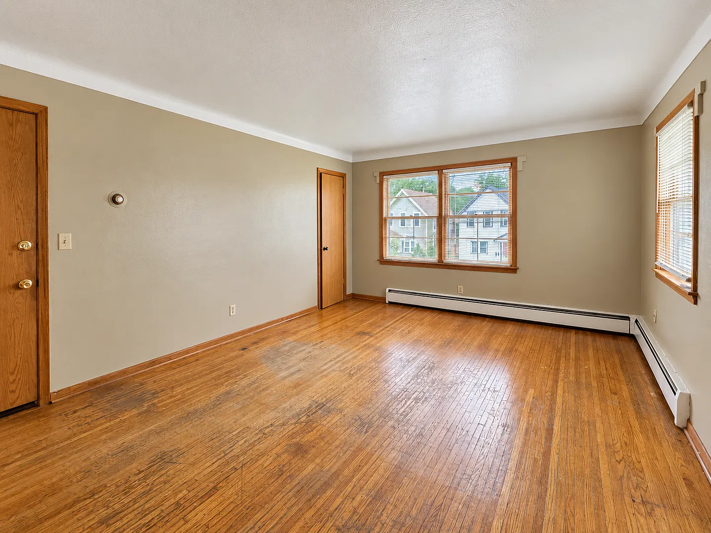 1360 Payne Ave — Photo 4