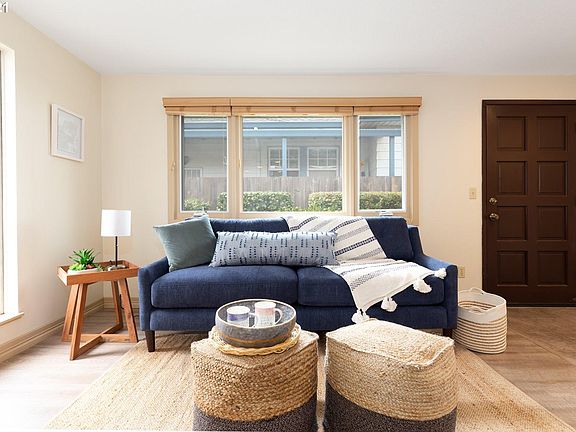 Light and bright rooms. Staged - unfurnished apartment
