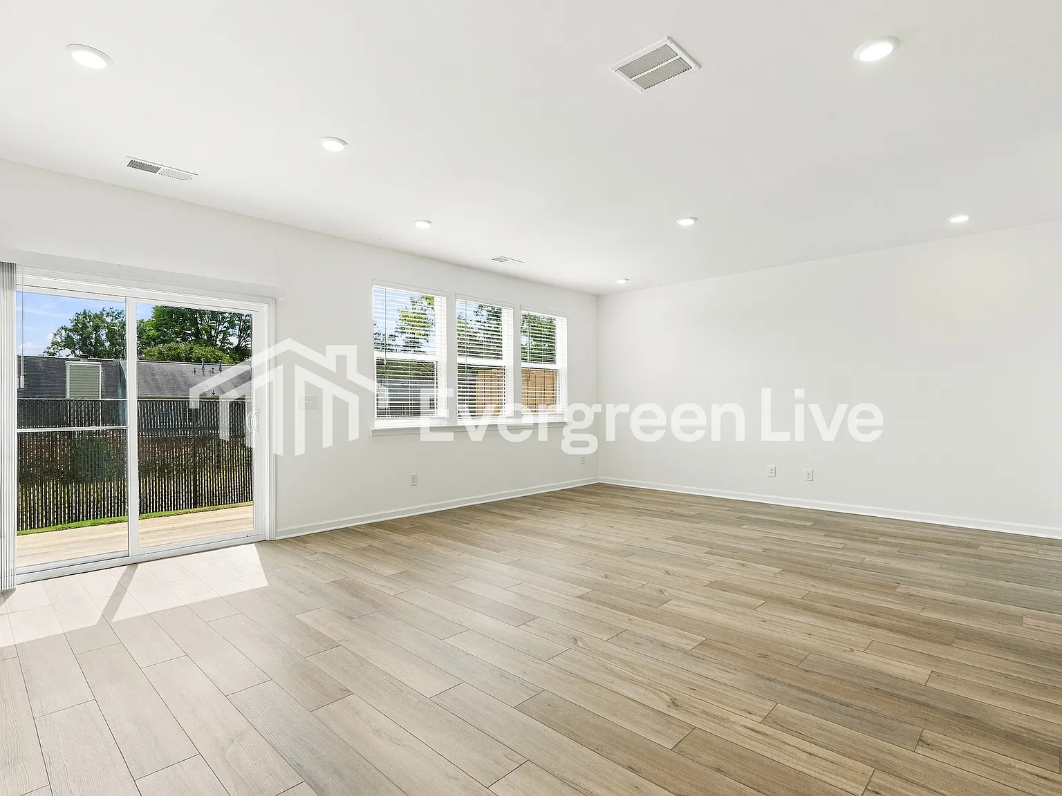 3 bed, 2.5 bath, 1810 sqft, $2,135 — Photo 3