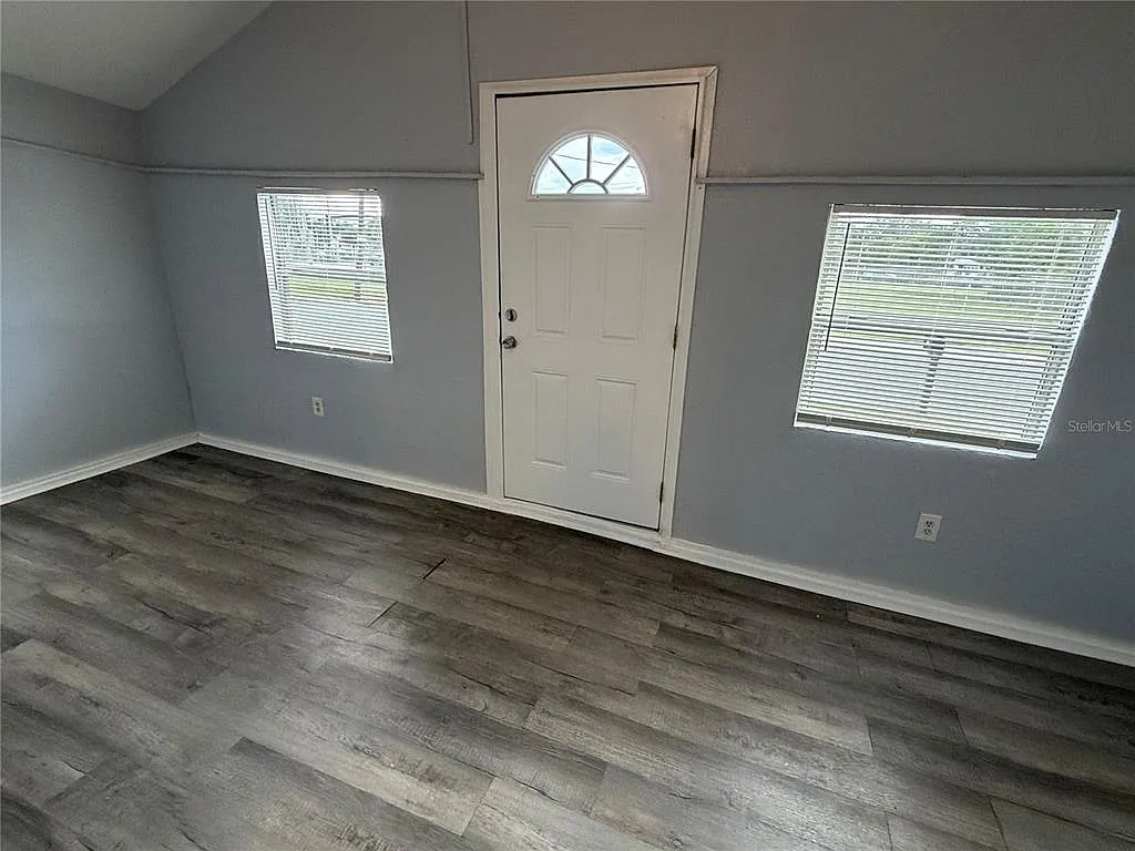3 bed, 1.0 bath, 962 sqft, $1,275 — Photo 2