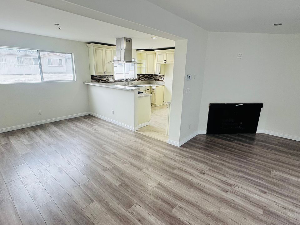 1st image of 18550 Hatteras St Unit 115