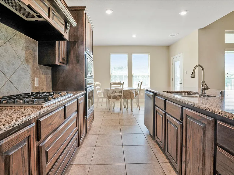 276 Goliad Trl — Photo 9