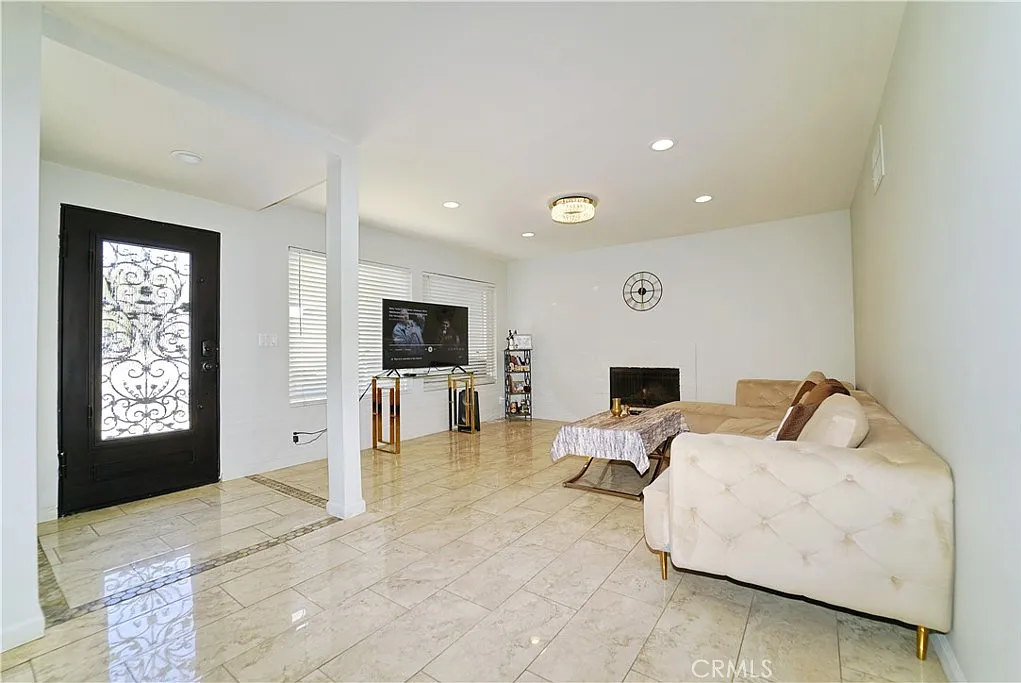 3 bed, 1133 sqft, $3,950 — Photo 3